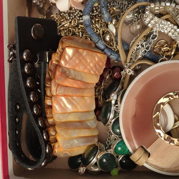 SOLD Bag 6AI - Mixed Wearable Jewelry And Craft Pieces, Many Bracelets 622g - Picture 2 of 9